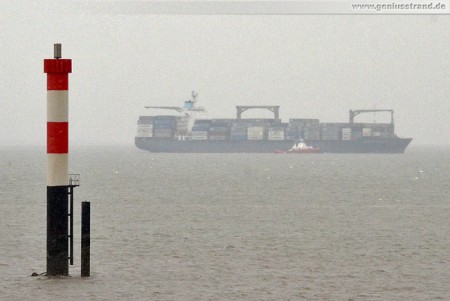 Containerschiff Esther Schulte läuft bei strömenden Regen den CTW/JWP an