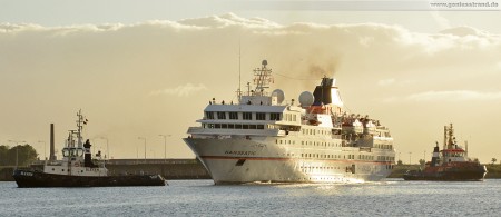 Wilhelmshaven: Kreuzfahrtschiff Hanseatic wird von den Schleppern Blexen und Wal Achtern voran zum Bontekai bugsiert