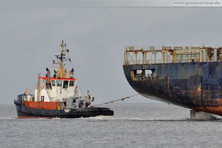 Schlepper Bugsier 3 hat achtern am Containerschiff angespannt