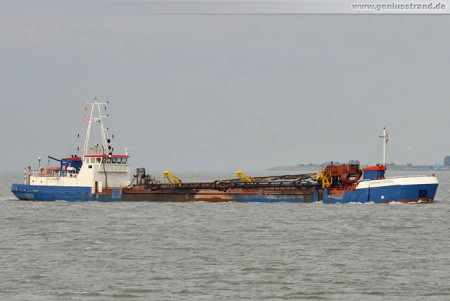 Wilhelmshaven: Saugbagger Zeezand Express im Jadefahrwasser unterwegs