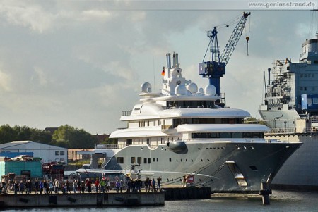 Luxusyacht Radiant in Wilhelmshaven bei der Neuen Jadewerft