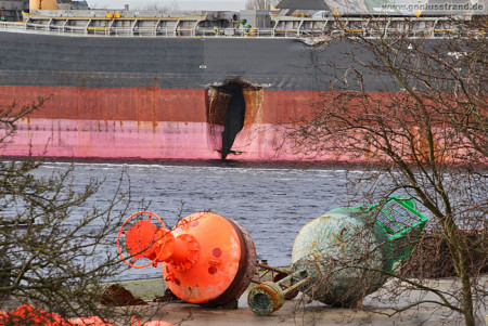 Frachtschiff Coral Ace nach der Kollision in Wilhelmshaven am Südwestkai