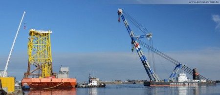 Wilhelmshaven Nordhafen Hannoverkai: Schwimmkran Matador 3 hievt Stahlfundament vom Schwerlastponton UR 161 