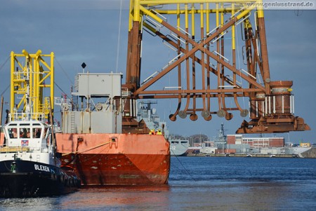 Wilhelmshaven Hannoverkai: Schwimmkran Matador 3 hievt Stahlfundament