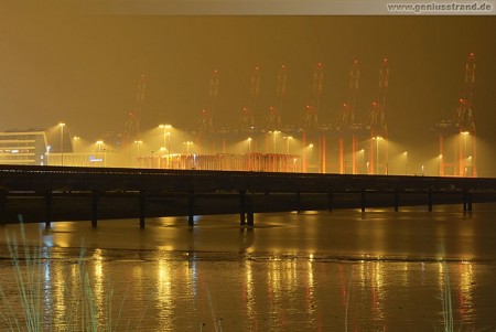 Nachtaufnahme vom JadeWeserPort Container Terminal Wilhelmshaven (CTW)