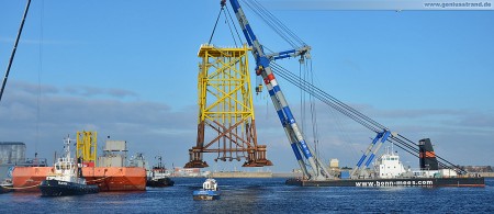 Wilhelmshaven: Nordhafen Hannoverkai Offshore Stahlfundament Schwimmkran Matador 3