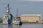 Wilhelmshaven Großer Hafen: Fregatte Bremen (F 207) beim entmagnetisieren