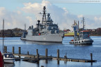Wilhelmshaven Großer Hafen: Fregatte Bremen (F 207) beim entmagnetisieren