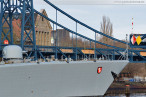 Wilhelmshaven Großer Hafen: Fregatte Bremen (F 207) beim entmagnetisieren