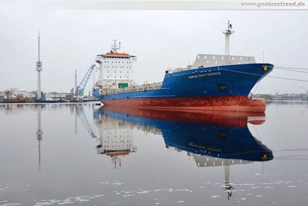 Containerschiff Hanse Confidence im Ausrüstungshafen als Auflieger