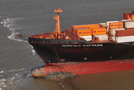 Containerschiff Norfolk Express (245 m) auf Außenweser havariert