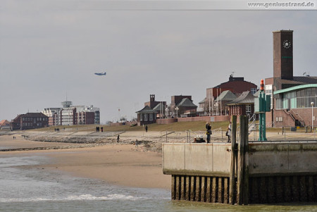 Wilhelmshaven Impressionen: Blick auf die Mole und den Südstrand