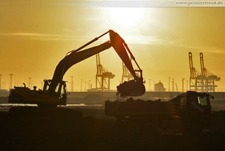 Wilhelmshaven: Morgens auf der JadeWeserPort/CTW Baustelle