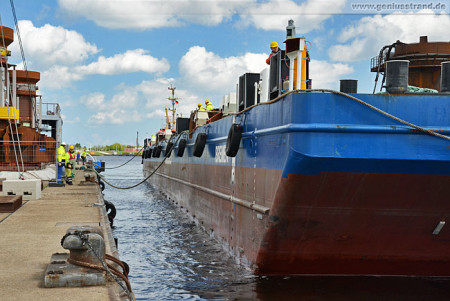 Wilhelmshaven: Schwerlastponton Bremen am Hannoverkai