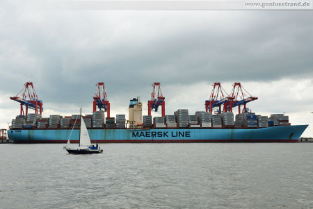 Wilhelmshaven: Containerschiff Estelle Maersk (397 m) am JadeWeserPort