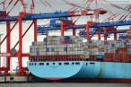 Wilhelmshaven: Containerschiff Estelle Maersk (397 m) am JadeWeserPort