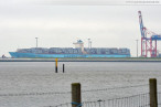 JadeWeserPort: Das Containerschiff Estelle Maersk in Wilhelmshaven