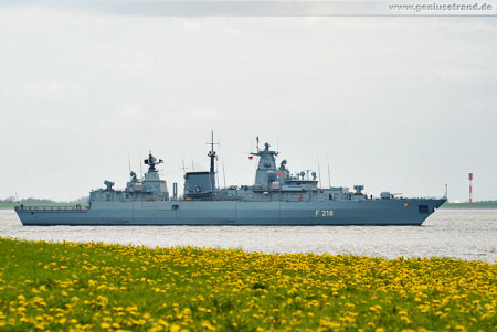 Die Fregatte Mecklenburg-Vorpommern (F 218) im Jadefahrwasser