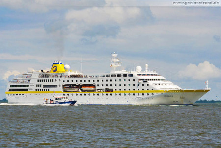 Wilhelmshaven: Passagierschiff MS Hamburg und Wasserschutzpolizei W 5