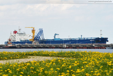 Der Tanker Bravo löscht 83.715 t Erdöl an der NWO-Löschbrücke