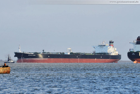 Wilhelmshaven: Der Tanker British Cygnet im Jadefahrwasser
