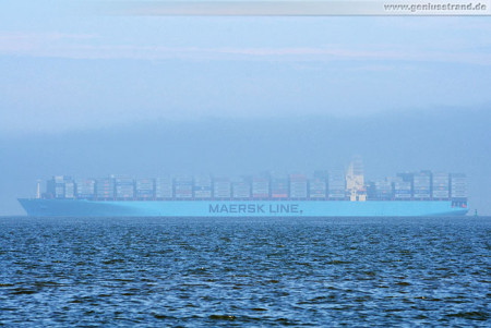 JadeWeserPort Wilhelmshaven: Containerschiff Maersk Stepnica im Nebel