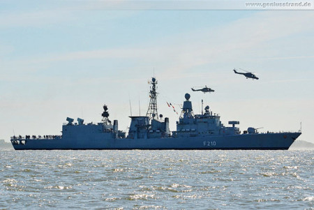 Die Fregatte Emden (F 210) und zwei Sea Lynx Huschrauber