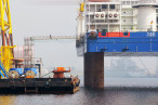Wilhelmshaven: Die Hubinsel Thor des Hochtief-Konzern am Hannoverkai