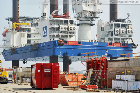 Wilhelmshaven: Die Hubinsel Thor des Hochtief-Konzern am Hannoverkai