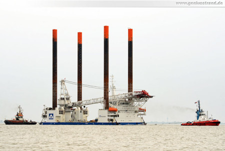 Wilhelmshaven: Die Hubinsel Thor auf der Jade kurz vor der Seeschleuse