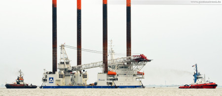 Wilhelmshaven: Die Hubinsel Thor wird von den Schleppern Stella und RT Spirit zum Hannoverkai bugsiert