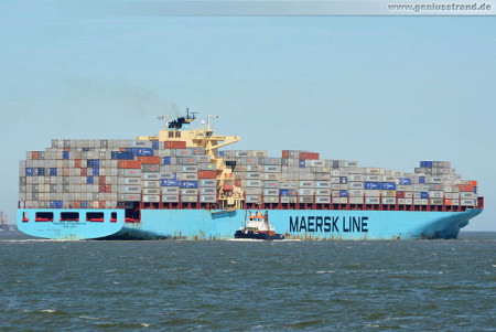 JadeWeserPort: Containerschiff Maersk Stockholm und Schlepper Bugsier 1