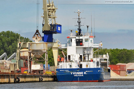 Das Frachtschiff Yvonne K löscht 3.600 t Salz am Lüneburgkai