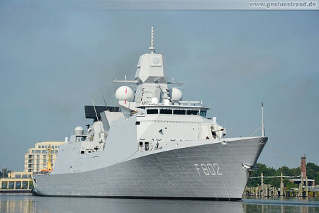 Wilhelmshaven: Fregatte HNLMS De Zeven Provinciën (F 802) im Großen Hafen