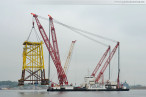 Wilhelmshaven: Offshore-Fundament vom Schwimmkran Rambiz angehievt