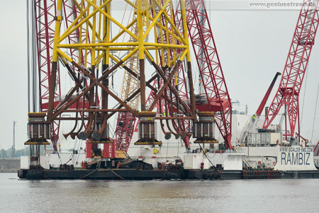 Wilhelmshaven: Offshore-Fundament vom Schwimmkran Rambiz angehievt