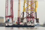 Wilhelmshaven: Offshore-Fundament vom Schwimmkran Rambiz angehievt