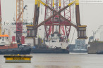 Wilhelmshaven: Offshore-Fundament vom Schwimmkran Rambiz angehievt