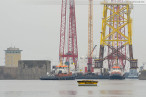 Wilhelmshaven: Offshore-Fundament vom Schwimmkran Rambiz angehievt