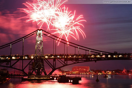 Wilhelmshaven: Abschlussfeuerwerk zum Wochenende an der Jade 2013