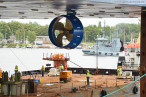 Jack-up Barge Thor: Montage der Thruster am Hannoverkai