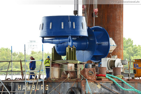 Jack-up Barge Thor: Montage der Thruster am Hannoverkai