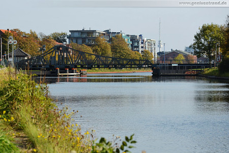 Wilhelmshaven: Blick auf die Deichbrücke am Ems-Jade-Kanal
