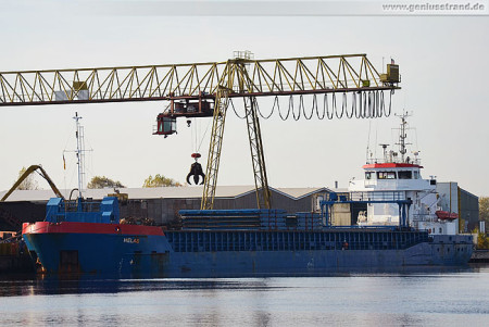 Handelshafen Wilhelmshaven: Frachtschiff Helas am Jade-Stahl Kai