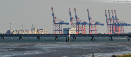 Containerterminal Wilhelmshaven/JadeWeserPort: Die Clifford Maersk (347 m) nach dem ablegen