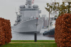 Wilhelmshaven Großer Hafen: Fregatte HNLMS Van Speijk (F828) fährt Schleife