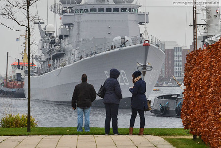 Wilhelmshaven Großer Hafen: Fregatte HNLMS Van Speijk (F828) fährt Schleife