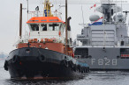 Wilhelmshaven Großer Hafen: Fregatte HNLMS Van Speijk (F828) fährt Schleife