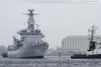 Wilhelmshaven Großer Hafen: Fregatte HNLMS Van Speijk (F828) fährt Schleife