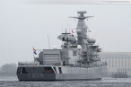 Wilhelmshaven Großer Hafen: Fregatte HNLMS Van Speijk (F828) fährt Schleife
